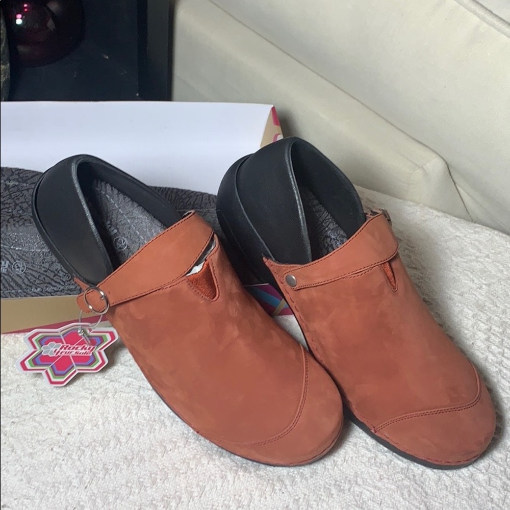 NWT Rocky 4 eur sole clogs black and brown earth